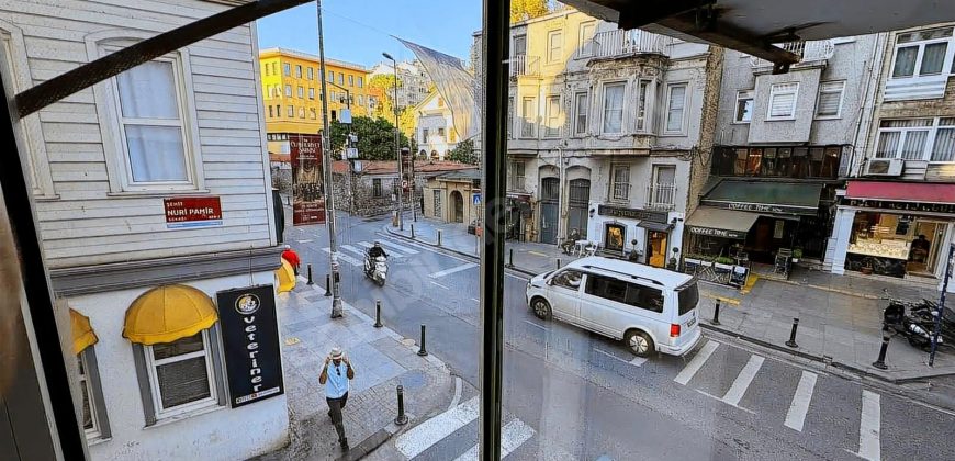 Ortaköy’De Cadde Üzeri Köşe Binada Bağımsız Girişli