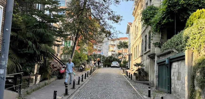 Ortaköy’de Sahile Yakın Nezih Sokakta 2+1 Ferah Daire