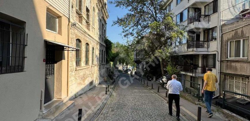 Ortaköy’de Sahile Yakın Nezih Sokakta 2+1 Ferah Daire