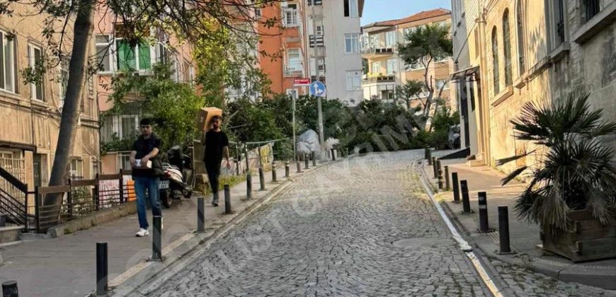 Ortaköy’de Sahile Yakın Nezih Sokakta 2+1 Ferah Daire