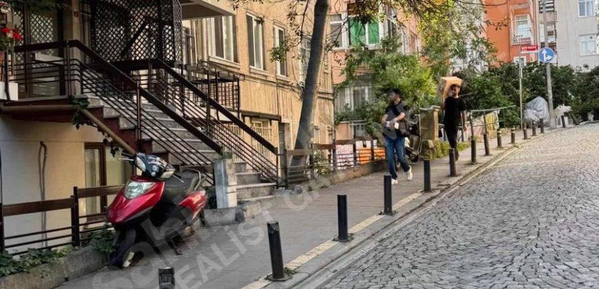 Ortaköy’de Sahile Yakın Nezih Sokakta 2+1 Ferah Daire
