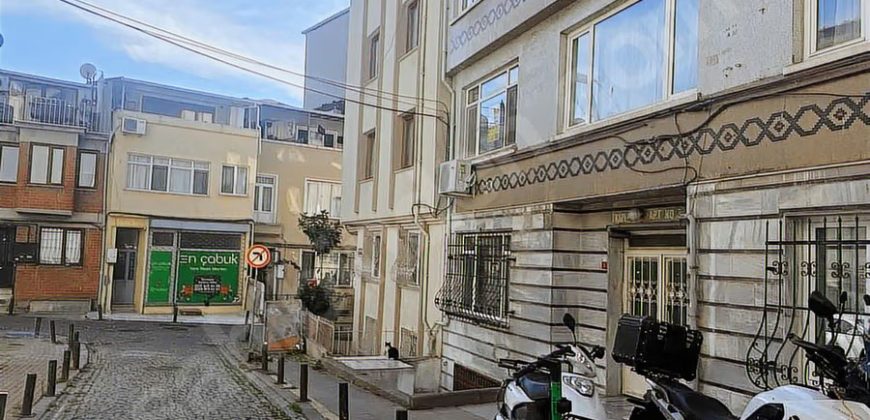 Ortaköy’de sahile yakın konumda full eşyalı mobilyalı 1+1 daire