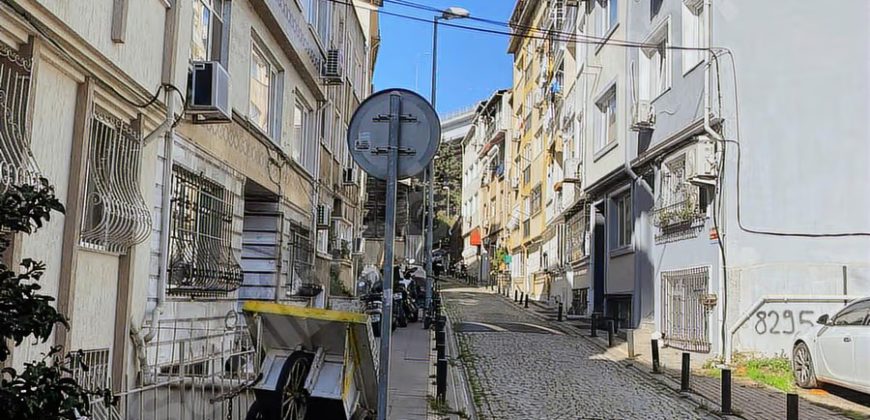 Ortaköy’de sahile yakın konumda full eşyalı mobilyalı 1+1 daire