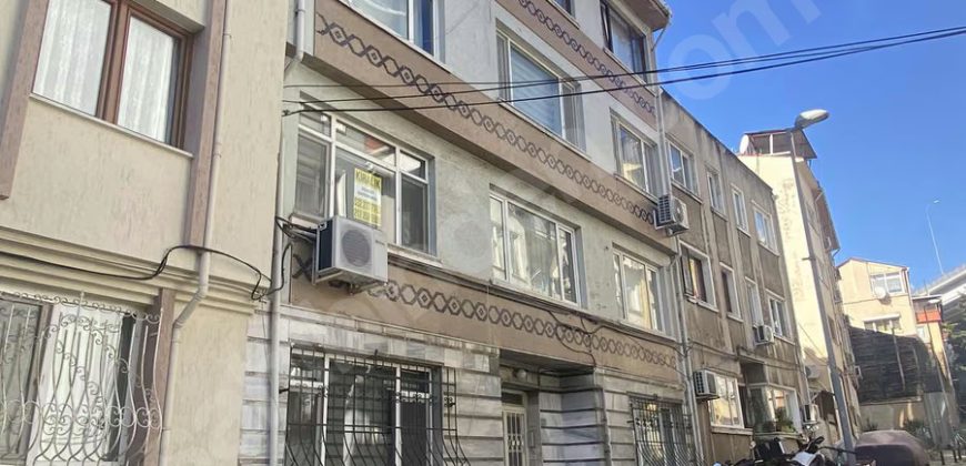 Ortaköy’de sahile yakın konumda full eşyalı mobilyalı 1+1 daire