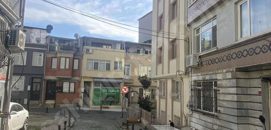Ortaköy’de sahile yakın konumda full eşyalı mobilyalı 1+1 daire