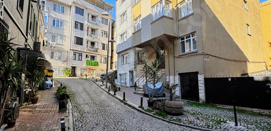 ORTAKÖY’DE İÇİ KOMPLE YENİLENMİŞ SAHİLE YAKIN KONUMDA 2+1 DAİRE