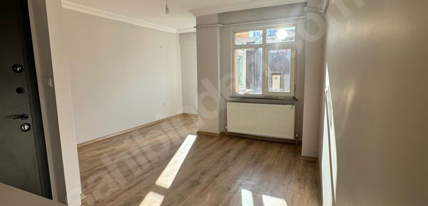 ORTAKÖY’DE İÇİ KOMPLE YENİLENMİŞ SAHİLE YAKIN KONUMDA 2+1 DAİRE