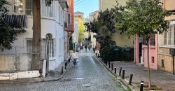 ORTAKÖY’DE İÇİ KOMPLE YENİLENMİŞ SAHİLE YAKIN KONUMDA 2+1 DAİRE