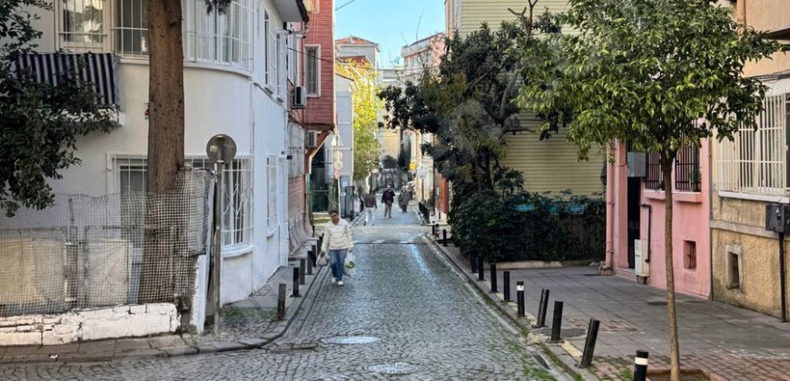 ORTAKÖY’DE İÇİ KOMPLE YENİLENMİŞ SAHİLE YAKIN KONUMDA 2+1 DAİRE