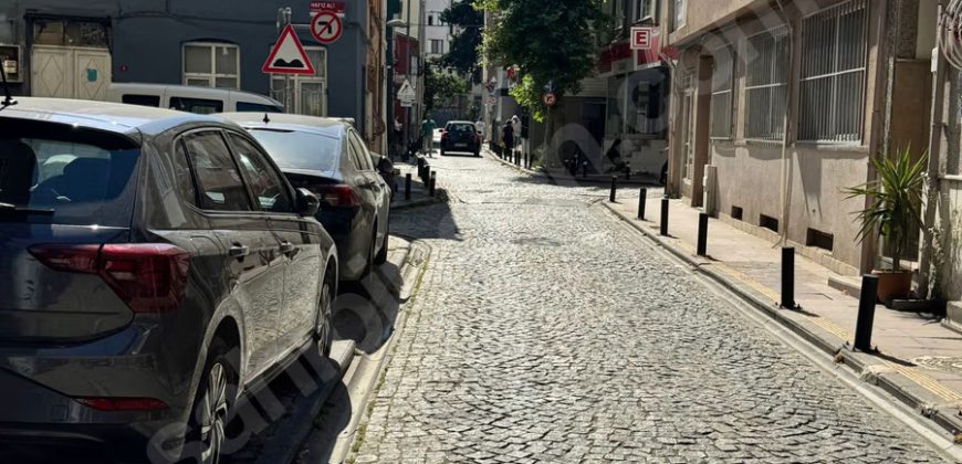 Ortaköy’de Sahile Ve Caddeye Yakın Konumda 1+1 Ara Kat Daire