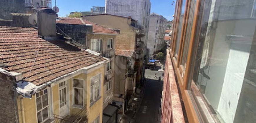 Ortaköy’De Sahile Yakın Konumda Manzaralı Teraslı 3+1 Daire